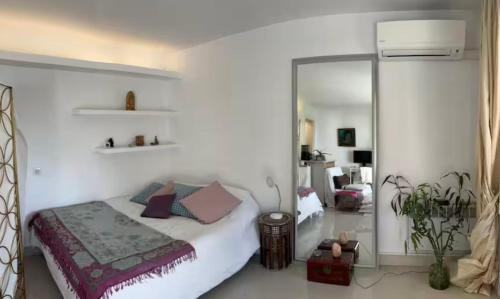 Beausoleil Apartment | Studio with access to pool