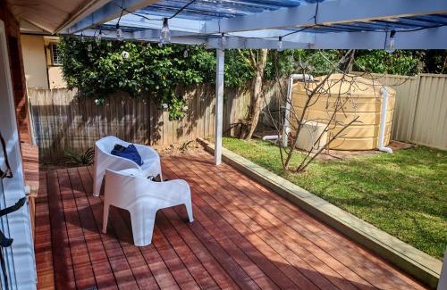 Hornsby House | Studio with backyard close 2train&Westfield