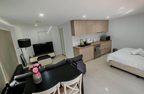 Hornsby House | Studio with backyard close 2train&Westfield