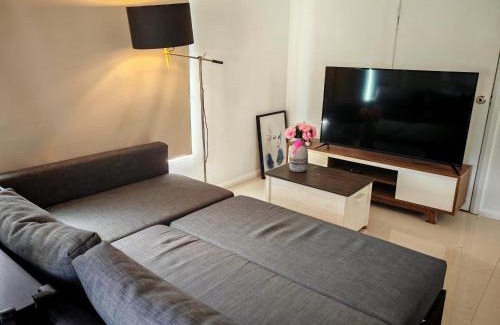 Hornsby House | Studio with backyard close 2train&Westfield