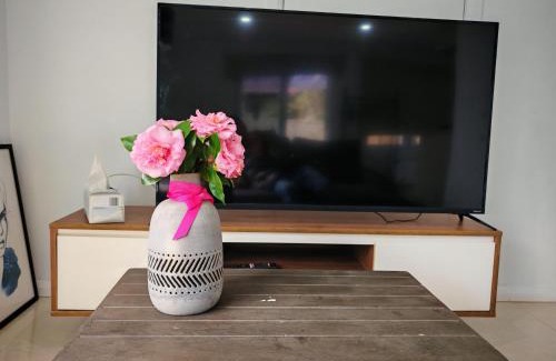 Hornsby House | Studio with backyard close 2train&Westfield