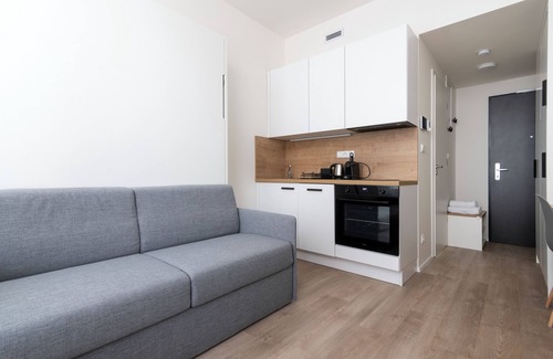 Prague 5 Apartment | Studio with ๐๐ฟ๐ฒ๐ฒ ๐ฃ๐ฎ๐ฟ๐ธ๐ถ๐ป๐ด A/C Ultra-Fast WiFi SMART TV