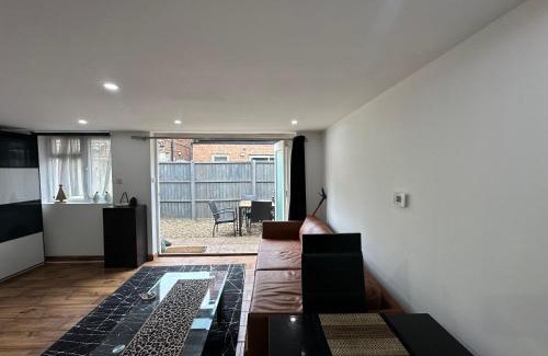 Cricklewood Apartment | Studio with own Garden