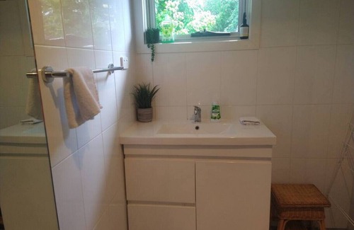 Duffy House | Studio with Queen bed and Free parking