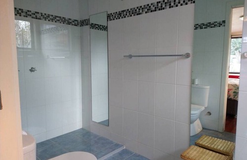 Duffy House | Studio with Queen bed and Free parking
