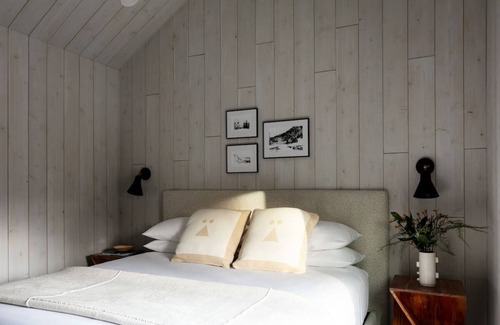 Stowe Area Hotel | Stuga - King | Tälta Lodge, a Bluebird by Lark | with Recreation Path Access
