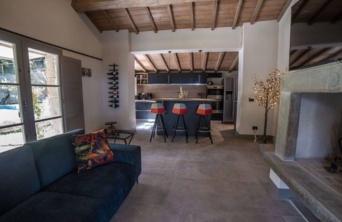 Passignano sul Trasimeno House | Stunning private villa with WIFI, A/C, private pool, TV, patio, pets allowed and parking