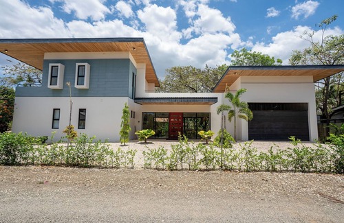 Junquillal House | Stunning Gem in Junquillal 3Br, private deck, 1 min walk to beach, big parking