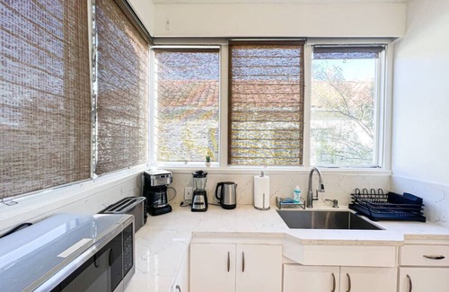 View Park-Windsor Hills House | Stunning 3-BR Getaway in a Prime Location-VP-OL