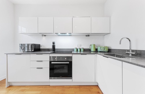 Staines Apartment | Stunning 1 Bed Apartment Near Heathrow London
