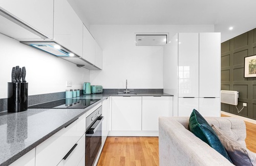 Staines Apartment | Stunning 1 Bed Apartment Near Heathrow London