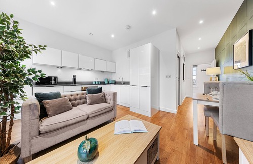 Staines Apartment | Stunning 1 Bed Apartment Near Heathrow London