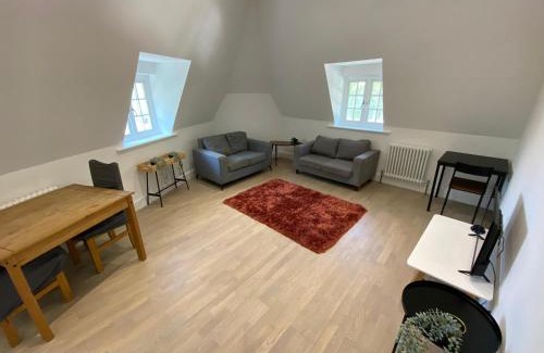 Tadworth Apartment | Stunning 1 Bed Apartment - Perfect for Couples or Solo Stays