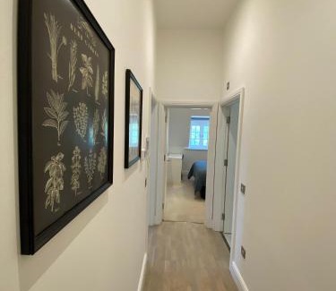 Tadworth Apartment | Stunning 1 Bed Apartment - Perfect for Couples or Solo Stays