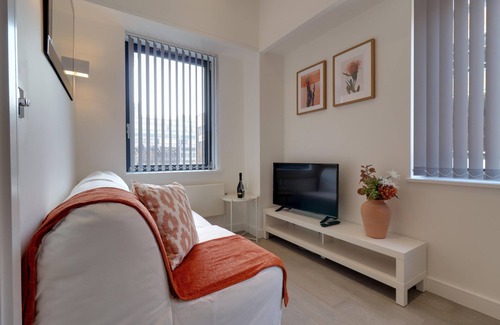 Slough Apartment | Stunning 1-bed Apartment in the Heart of Slough