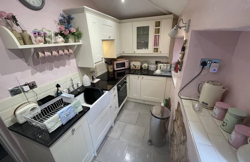 Bromsash Cottage | Stunning 1-Bed Cottage with Hot Tub in Ross-on-wye