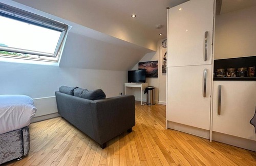Stanningley Apartment | Stunning 1-bed Studio in Pudsey