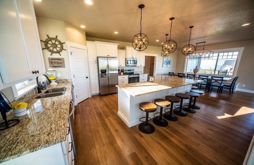 Garden City House | Stunning 10 bedroom Lakeview Retreat! In the middle of Garden City! Ideal Beach!