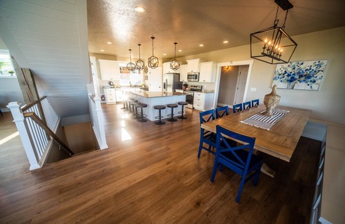 Garden City House | Stunning 10 bedroom Lakeview Retreat! In the middle of Garden City! Ideal Beach!