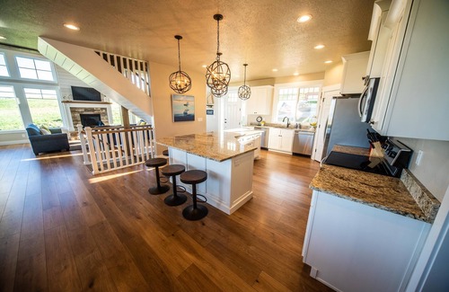 Garden City House | Stunning 10 bedroom Lakeview Retreat! In the middle of Garden City! Ideal Beach!