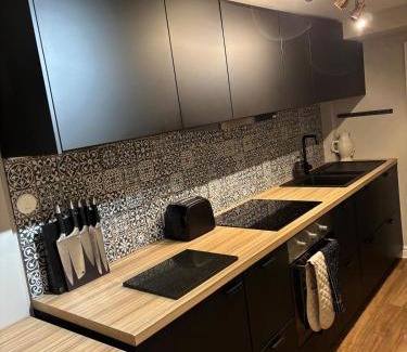 Trafford Apartment | Stunning 1bed flat in Hale, Cheshire