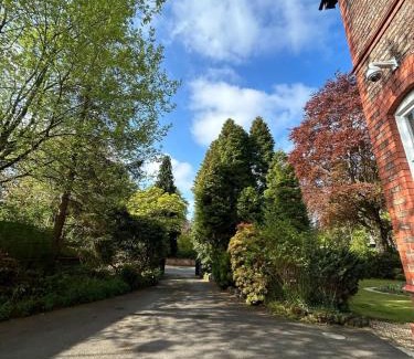 Trafford Apartment | Stunning 1bed flat in Hale, Cheshire