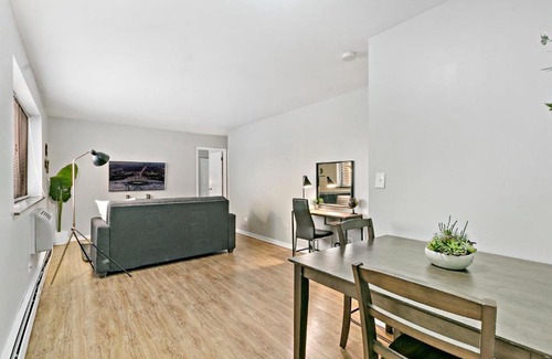 Lake View East Apartment | Stunning 1BR Apartment at Center of Lakeview - Oakdale 211