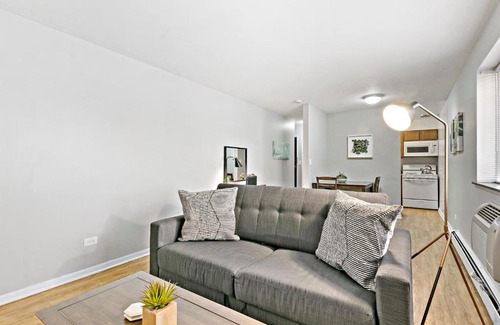 Lake View East Apartment | Stunning 1BR Apartment at Center of Lakeview - Oakdale 211