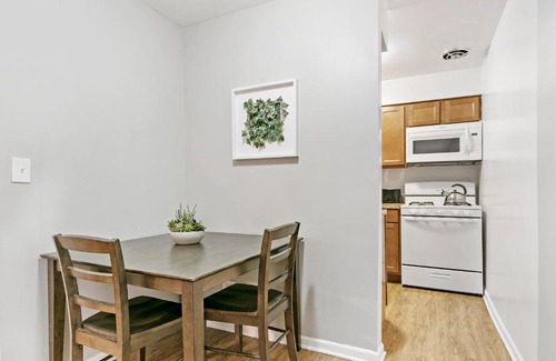 Lake View East Apartment | Stunning 1BR Apartment at Center of Lakeview - Oakdale 211