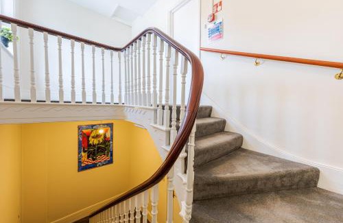 Hampton Wick Apartment | Stunning 1BR Riverside View Apartment