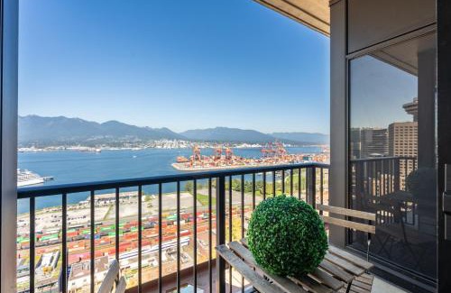 Gastown Apartment | Stunning 2 Bdr Apartment with Million-Dollar Ocean and Mountain Views