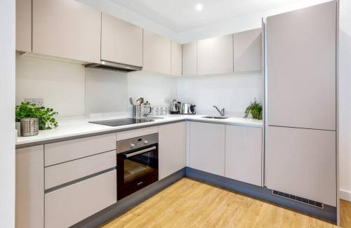 Bracknell Apartment | STUNNING 2 BED/2 BATH IN TOWN CENTRE & PARKING!