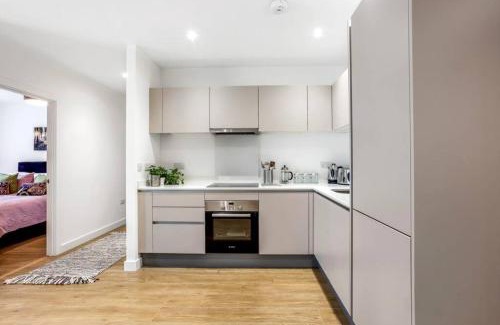Bracknell Apartment | STUNNING 2 BED/2 BATH IN TOWN CENTRE & PARKING!