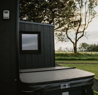 Ballycastle House | Stunning 2 Bed Glamping Cabin with private Hot Tub - Pod 1