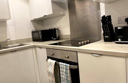 Swindon Apartment | Stunning 2-bed Serviced Apartment in Swindon