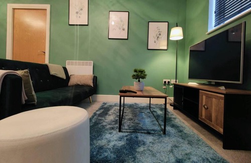 Swindon Apartment | Stunning 2-bed Serviced Apartment in Swindon