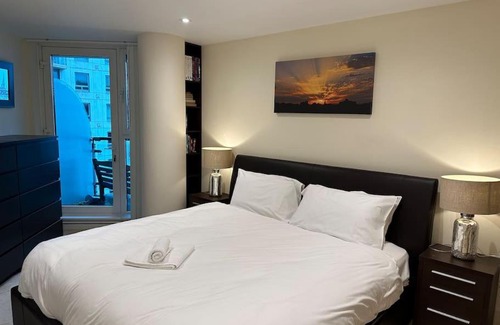 Vauxhall Apartment | Stunning 2 Bed Thames River View - Central London