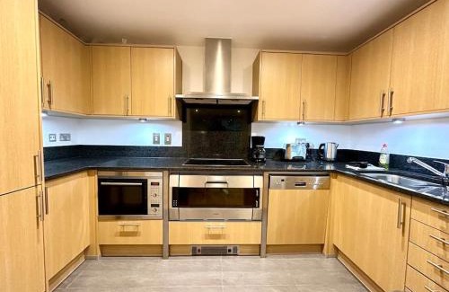 Vauxhall Apartment | Stunning 2 Bed Thames River View - Central London