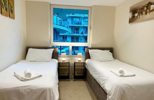 Vauxhall Apartment | Stunning 2 Bed Thames River View - Central London