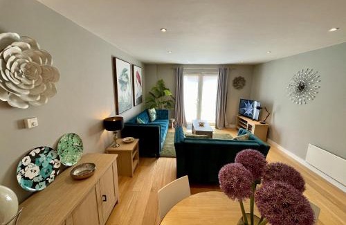 Leamington Spa Apartment | Stunning 2-bed Town Centre Apartment - Hosted by Hutch Lifestyle