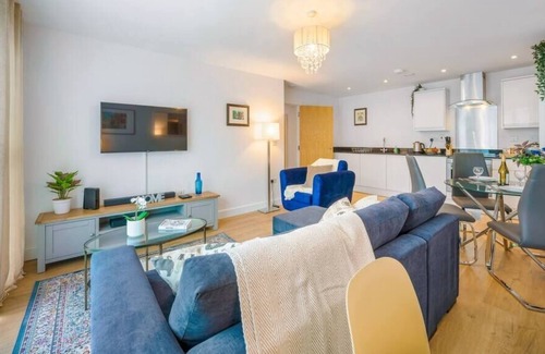 Redhill Apartment | Stunning 2 bedroom 2 bath in Central Redhill