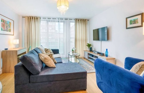 Redhill Apartment | Stunning 2 bedroom 2 bath in Central Redhill