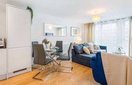 Redhill Apartment | Stunning 2 bedroom 2 bath in Central Redhill