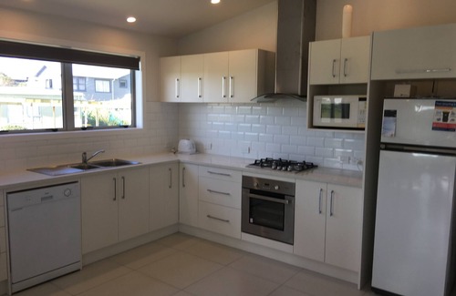 Ohope House | stunning 2 bedroom 2 bathroom holiday home with a kiwiana caravan for extra beds