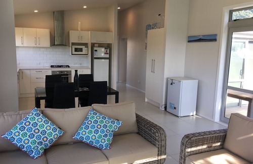 Ohope House | stunning 2 bedroom 2 bathroom holiday home with a kiwiana caravan for extra beds