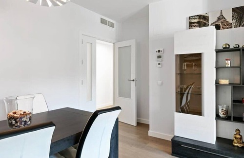 San Diego Apartment | Stunning 2 Bedroom Apartment near Adelfas