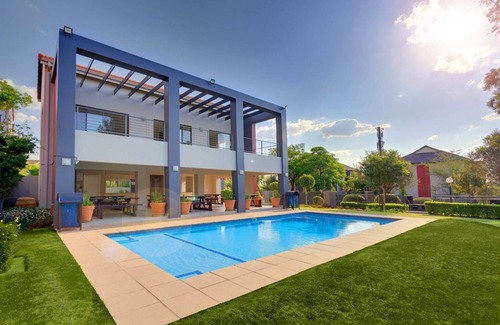 Lone Hill Apartment | Stunning 2-bedroom apartment with WiFi near Monte Casino