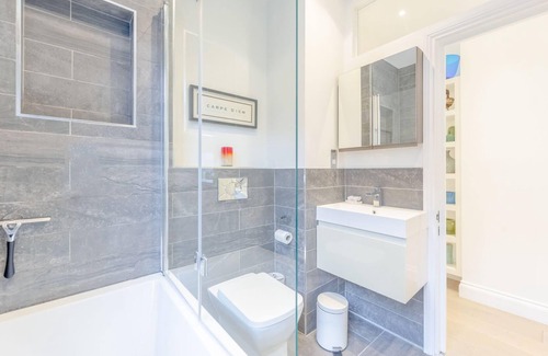 Mortlake Apartment | Stunning 2 Bedroom Flat with a Garden in Barnes