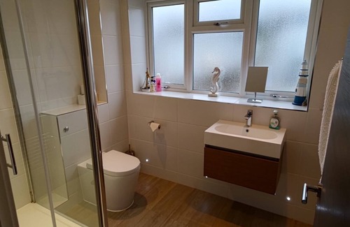 Southbourne Apartment | Stunning 2 bedroom apartment, sea view & 2 minutes to beach. Sleeps 6 people.