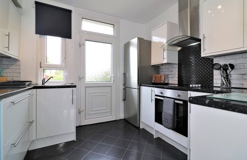 Clydebank House | Stunning 2 Bedroom Maindoor Home With Front & Back Private Garden